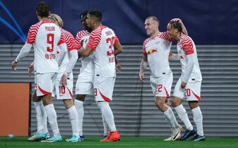 Raum & Simons: Beide Bundesliga-Profis spielten sich in die Champions League Elf des Tages. (Photo by RONNY HARTMANN/AFP via Getty Images) Raum & Simons: Beide Bundesliga-Profis spielten sich in die Champions League Elf des Tages. (Photo by RONNY HARTMANN/AFP via Getty Images)