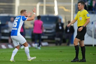Darmstadts Fabian Nürnberger diskutiert mit Schiedsrichter Harm Osmers. Die Regelhüter des Ifab wollen für mehr Respekt gegenüber Referees sorgen. Darmstadts Fabian Nürnberger diskutiert mit Schiedsrichter Harm Osmers. Die Regelhüter des Ifab wollen für mehr Respekt gegenüber Referees sorgen.