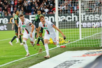 Arne Engels (r) schoss Augsburg zum Sieg gegen Wolfsburg. Arne Engels (r) schoss Augsburg zum Sieg gegen Wolfsburg.