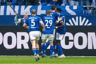 Die krisengeplagten Schalker konnten sich gegen Hannover über den dritten Saisonsieg freuen. Die krisengeplagten Schalker konnten sich gegen Hannover über den dritten Saisonsieg freuen.
