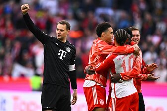 Torwart Manuel Neuer von Bayern München (l) bedankt sich bei den Fans. Torwart Manuel Neuer von Bayern München (l) bedankt sich bei den Fans.