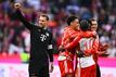 Torwart Manuel Neuer von Bayern München (l) bedankt sich bei den Fans.