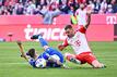 Joshua Kimmich von Bayern München (r) foult Marvin Mehlem von Darmstadt 98.