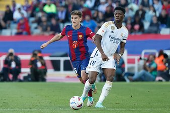 Verletzt sich im Prestige-Duell gegen den FC Barcelona: Aurélien Tchouameni (r). Verletzt sich im Prestige-Duell gegen den FC Barcelona: Aurélien Tchouameni (r).