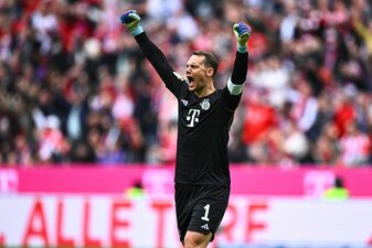 Manuel Neuer feierte nach seiner langen Auszeit das Comeback im Bayern-Tor. Manuel Neuer feierte nach seiner langen Auszeit das Comeback im Bayern-Tor.