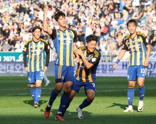 Ulsan Hyundai FC sicherte sich in Südkorea erneut den Titel. Ulsan Hyundai FC sicherte sich in Südkorea erneut den Titel.