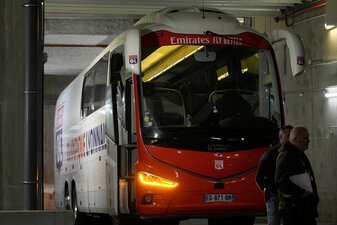 Der Mannschaftsbus von Olympique Lyon wurde vor dem Spiel gegen Olympique Marseille mit Steinen attackiert. Der Mannschaftsbus von Olympique Lyon wurde vor dem Spiel gegen Olympique Marseille mit Steinen attackiert.