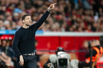 Trainer Xabi Alonso feiert mit Bayer Leverkusen Rekorde. Trainer Xabi Alonso feiert mit Bayer Leverkusen Rekorde.