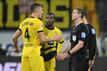 Schiedsrichter Robert Schröder (r) stand beim 3:3 zwischen Eintracht Frankfurt und Borussia Dortmund öfter im Blickpunkt.