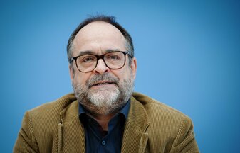 Der Chef von Human Rights Deutschland, Wenzel Michalski, schätzt die Menschenrechtslage in Saudi-Arabien noch einen Grad schlimmer ein als in Katar. Der Chef von Human Rights Deutschland, Wenzel Michalski, schätzt die Menschenrechtslage in Saudi-Arabien noch einen Grad schlimmer ein als in Katar.