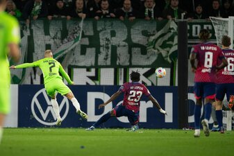 Wolfsburgs Vaclav Cerny (l) besiegelte das Aus von Titelverteidiger RB Leipzig. Wolfsburgs Vaclav Cerny (l) besiegelte das Aus von Titelverteidiger RB Leipzig.
