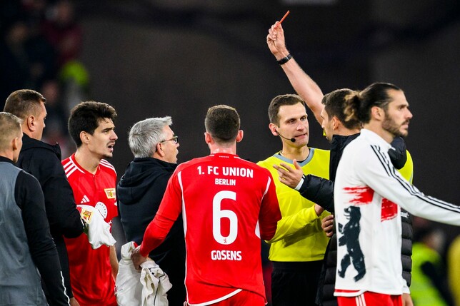 Union-Coach Urs Fischer (l) sah in Stuttgart Rot.