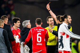 Union-Coach Urs Fischer (l) sah in Stuttgart Rot. Union-Coach Urs Fischer (l) sah in Stuttgart Rot.