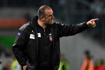Heidenheims Trainer Frank Schmidt ist mit der Leistung seiner Mannschaft unzufrieden. Heidenheims Trainer Frank Schmidt ist mit der Leistung seiner Mannschaft unzufrieden.