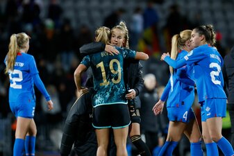 Giulia Gwinn (hinten) und Klara Bühl sicherten den DFB-Sieg auf Island. Giulia Gwinn (hinten) und Klara Bühl sicherten den DFB-Sieg auf Island.