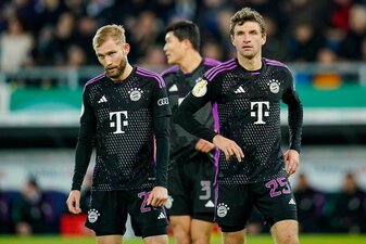 Münchens Konrad Laimer (l-r), Min-jae Kim und Thomas Müller wirken nach dem Spiel fassungslos. Münchens Konrad Laimer (l-r), Min-jae Kim und Thomas Müller wirken nach dem Spiel fassungslos.