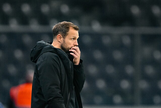 Trainer Bo Svensson von Mainz zeigt sich kurz vor Spielende nachdenklich.