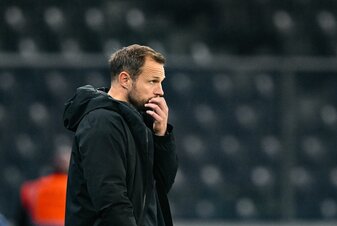 Trainer Bo Svensson von Mainz zeigt sich kurz vor Spielende nachdenklich. Trainer Bo Svensson von Mainz zeigt sich kurz vor Spielende nachdenklich.