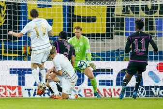 Siegtorschütze Marcel Gaus (l) überwindet in der 6. Minute der Nachspielzeit Manuel Neuer. Siegtorschütze Marcel Gaus (l) überwindet in der 6. Minute der Nachspielzeit Manuel Neuer.