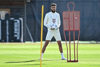 Noussair Mazraoui hält während einer Trainingseinheit des FC Bayern München einen Ball in der Hand. Noussair Mazraoui hält während einer Trainingseinheit des FC Bayern München einen Ball in der Hand.