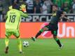 Die Gladbacher Dreifachtorschützen Raffael (l) und Thorgan Hazard klatschen nach einem weiteren Treffer ab. Foto: Guido Kirchner
