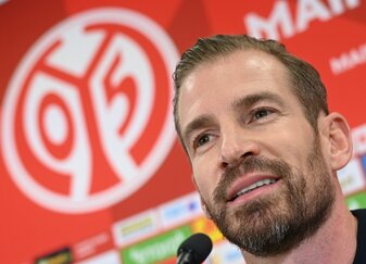 Jan Siewert, Interimstrainer vom 1. FSV Mainz 05, sitzt während der Pressekonferenz auf dem Podium. Jan Siewert, Interimstrainer vom 1. FSV Mainz 05, sitzt während der Pressekonferenz auf dem Podium.