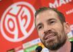 Jan Siewert, Interimstrainer vom 1. FSV Mainz 05, sitzt während der Pressekonferenz auf dem Podium.