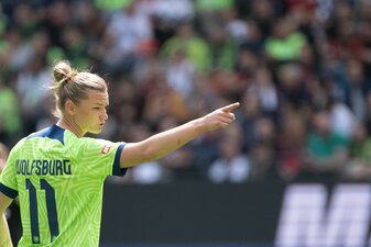Ob Wolfsburg-Stürmerin Alexandra Popp gegen die Bayern spielen kann, ist noch unklar. Ob Wolfsburg-Stürmerin Alexandra Popp gegen die Bayern spielen kann, ist noch unklar.