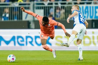 Darmstadts Fabian Holland (r) hat im Spiel gegen Bochum die Rote Karte gesehen. Darmstadts Fabian Holland (r) hat im Spiel gegen Bochum die Rote Karte gesehen.