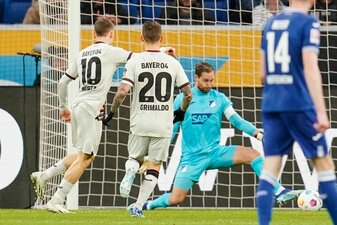 Florian Wirtz (l) brachte Leverkusen bei Hoffenheim in Führung. Florian Wirtz (l) brachte Leverkusen bei Hoffenheim in Führung.