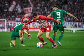 Mönchengladbach (grüne Trikots) verspielte in Freiburg einen Sieg. Mönchengladbach (grüne Trikots) verspielte in Freiburg einen Sieg.
