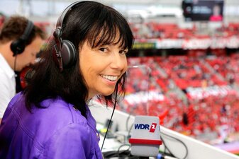 Sabine Töpperwien hatte als erste Frau live über ein Fußball-Bundesligaspiel berichtet. Sabine Töpperwien hatte als erste Frau live über ein Fußball-Bundesligaspiel berichtet.