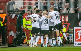 Frankfurts Trainer Dino Toppmöller lobt Stürmer Omar Marmoush. Frankfurts Trainer Dino Toppmöller lobt Stürmer Omar Marmoush.