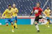 Marcel Halstenberg (r) setzte sich mit Hannover 96 im Derby gegen Braunschweig durch.