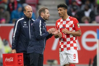 Der Mainzer Interimstrainer Jan Siewert (M.) im Gespräch mit Karim Onisiwo (r). Der Mainzer Interimstrainer Jan Siewert (M.) im Gespräch mit Karim Onisiwo (r).