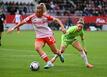 Bayern-Spielerin Klara Bühl (l) umkurvt die Wolfsburgerin Svenja Huth.