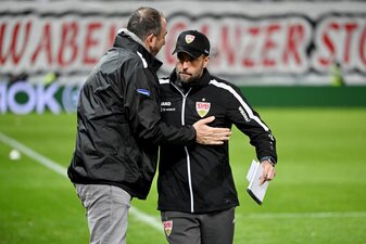VfB-Coach Sebastian Hoeneß (r) musste seinem Heidenheimer Gegenüber den Sieg überlassen. VfB-Coach Sebastian Hoeneß (r) musste seinem Heidenheimer Gegenüber den Sieg überlassen.