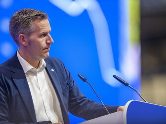 Schalke-Boss Hefer offen für Tönnies-Engagement Schalke-Boss Hefer offen für Tönnies-Engagement
