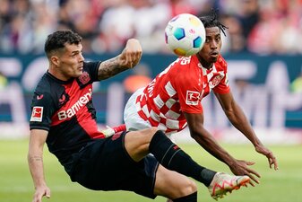 Leverkusens Granit Xhaka (l) ist ein großer Fan von Trainer Xabi Alonso. Leverkusens Granit Xhaka (l) ist ein großer Fan von Trainer Xabi Alonso.