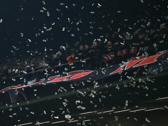 "Dollarumma": PSG-Torwart Donnarumma mit Falschgeld beworfen "Dollarumma": PSG-Torwart Donnarumma mit Falschgeld beworfen