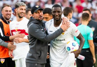 Trainer Sebastian Hoeneß (M.) könnte schon bald wieder auf VfB-Stürmer Serhou Guirassy (r) setzen. Trainer Sebastian Hoeneß (M.) könnte schon bald wieder auf VfB-Stürmer Serhou Guirassy (r) setzen.
