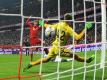 Beim Bundesliga-Auftakt scheint es nur darum zu gehen, wie hoch Bayern München gegen Werder Bremen gewinnt. Foto: Tobias Hase
<br>dpa-infocom GmbH