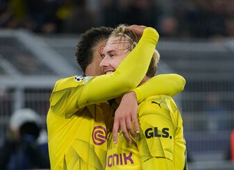 Felix Nmecha umarmt Dortmunds Torschützen Julian Brandt (r). Felix Nmecha umarmt Dortmunds Torschützen Julian Brandt (r).