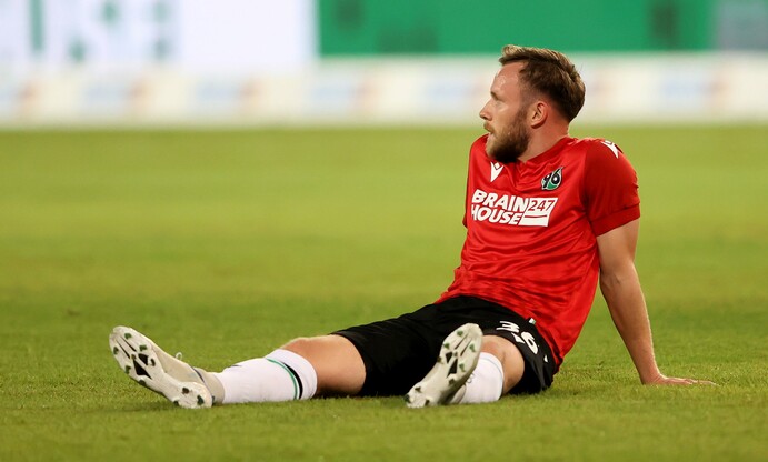 Bitter für 96: Teuchert wird im kommenden Top-Spiel fehlen. Foto: Martin Rose/Getty Images