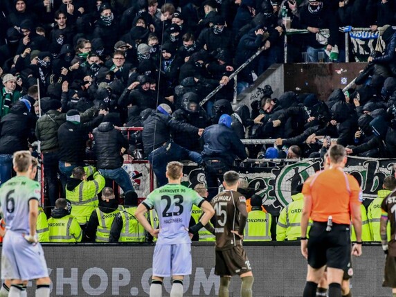 17 Polizisten und 15 Fans bei Krawallen verletzt