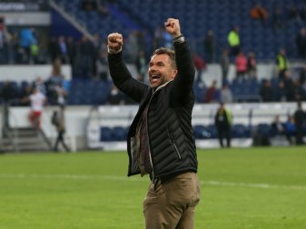 Erfolg für Würzburg und Trainer Bernd Hollerbach (Quelle: SID-IMAGES/FIRO) Erfolg für Würzburg und Trainer Bernd Hollerbach (Quelle: SID-IMAGES/FIRO)