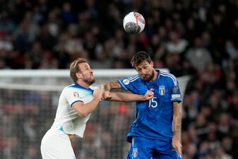 Englands Harry Kane (l) im Zweikampf mit Italiens Francesco Acerbi. Englands Harry Kane (l) im Zweikampf mit Italiens Francesco Acerbi.