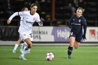 Sara Doorsoun (l) und die Eintracht-Frauen nehmen drei Punkte aus Schweden mit. Sara Doorsoun (l) und die Eintracht-Frauen nehmen drei Punkte aus Schweden mit.