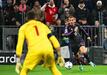 Soll möglichst lange beim FC Bayern wirbeln: Leroy Sané (r).