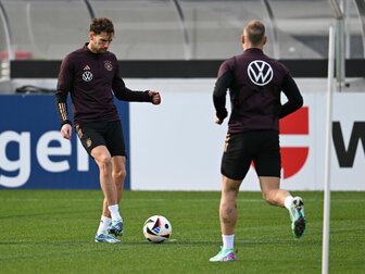 Leon Goretzka (l) sieht eine WM in Saudi-Arabien als kritisch an. Leon Goretzka (l) sieht eine WM in Saudi-Arabien als kritisch an.